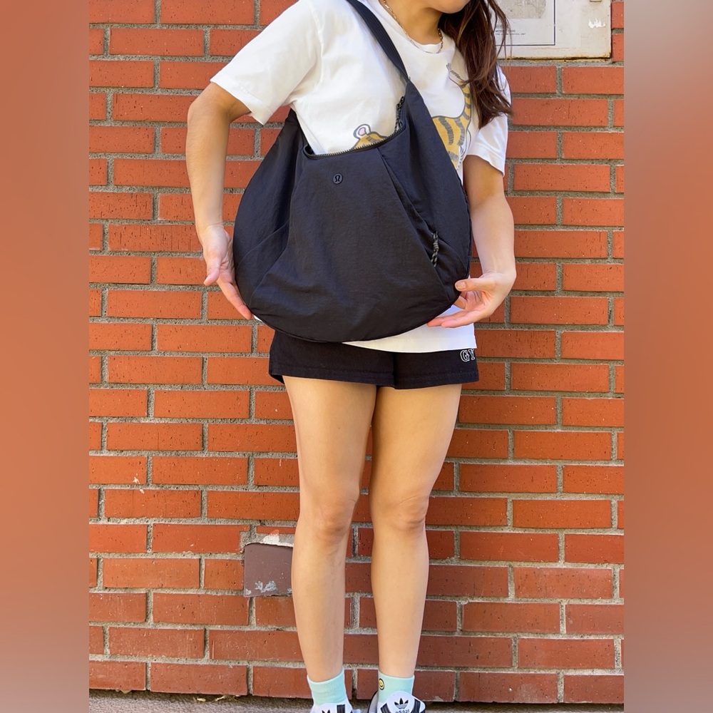 SOLD: Like New Lululemon Pleated Shoulder Bag 10L